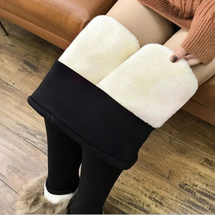 Kvinna i stretchiga, fodrade vinterleggings med hög midja. Idealiska värmetights för fritid i kallt väder.