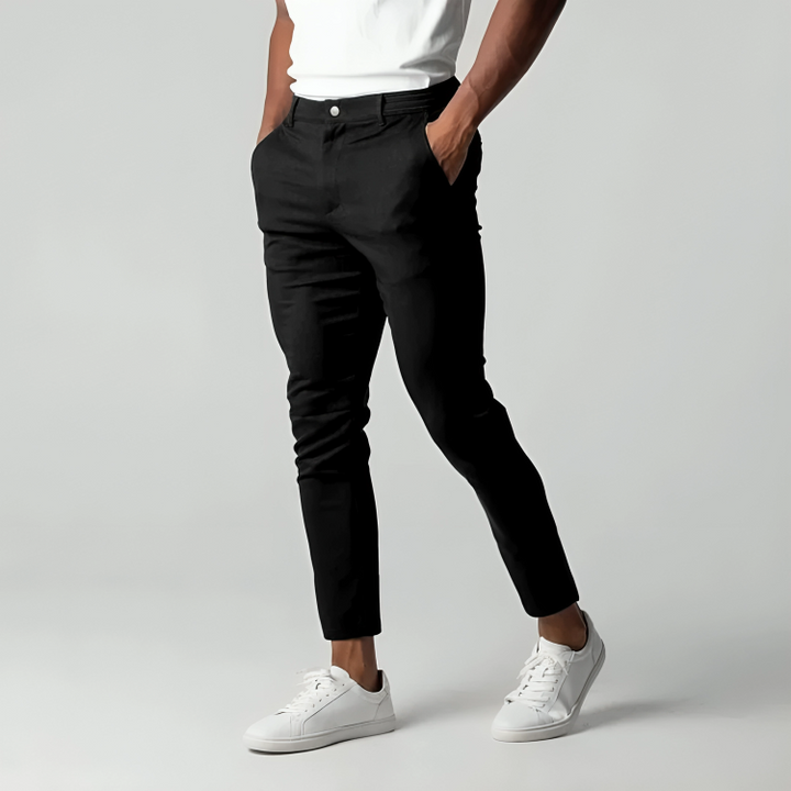 Svarta herrbyxor Adam. Avsmalnande passform, slim fit, bekväma stretchbyxor för män.