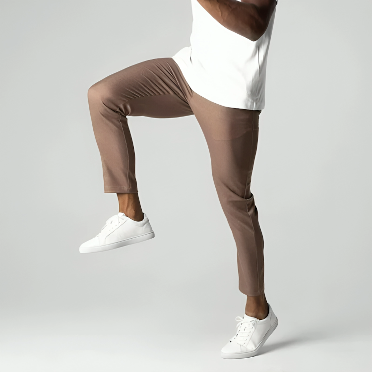 Khaki slim fit herrbyxor Adam. Avsmalnande, bekväma stretchbyxor, perfekta för vardagen.