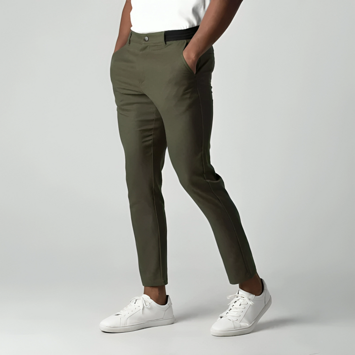 Khakifärgade herrbyxor Adam: Sidovy visar slim fit passform. Bekväma stretchbyxor för modern man.