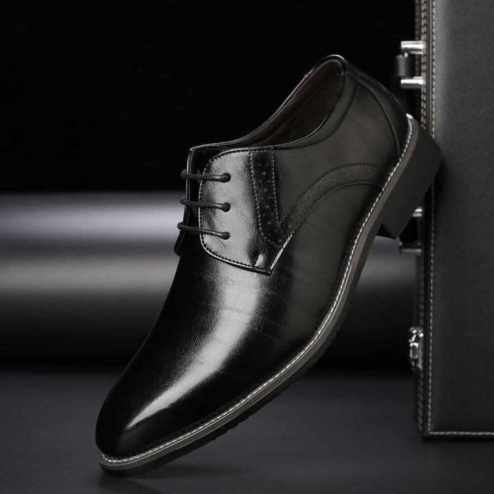 Svarta herrskor med snörning och brogue-mönster. Eleganta formella skor för tidlös stil & komfort. Klassiska.
