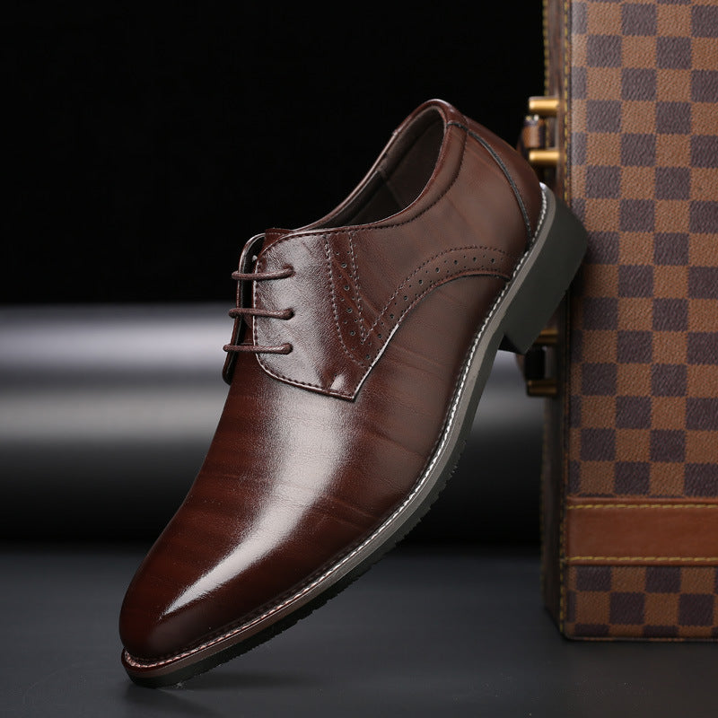 Bruna brogue herrskor med snörning. Bekväma vardagsskor i klassisk design för stilmedvetna män. Herrmode.