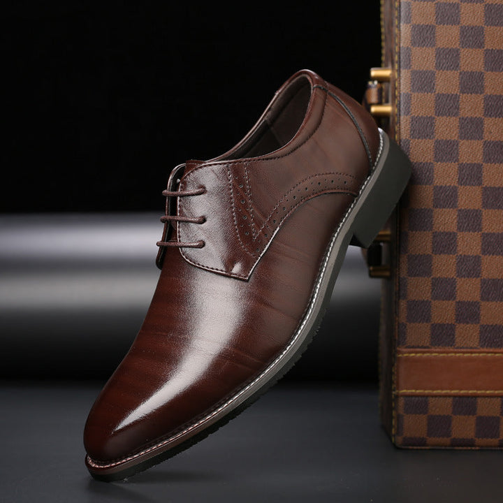 Bruna brogue herrskor med snörning. Bekväma vardagsskor i klassisk design för stilmedvetna män. Herrmode.