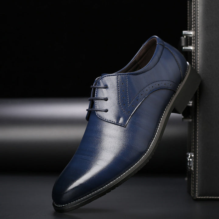 Eleganta herrskor med snörning och detaljerat brogue-mönster. Formella skor för en sofistikerad look. Herrmode.