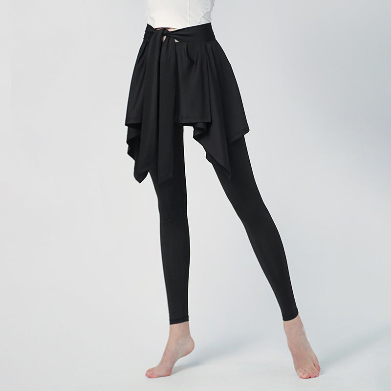 "Svarta leggings med inbyggd kjol, fyrvägsstretch och mjuk design för stilfull komfort, perfekt för modern kvinna."