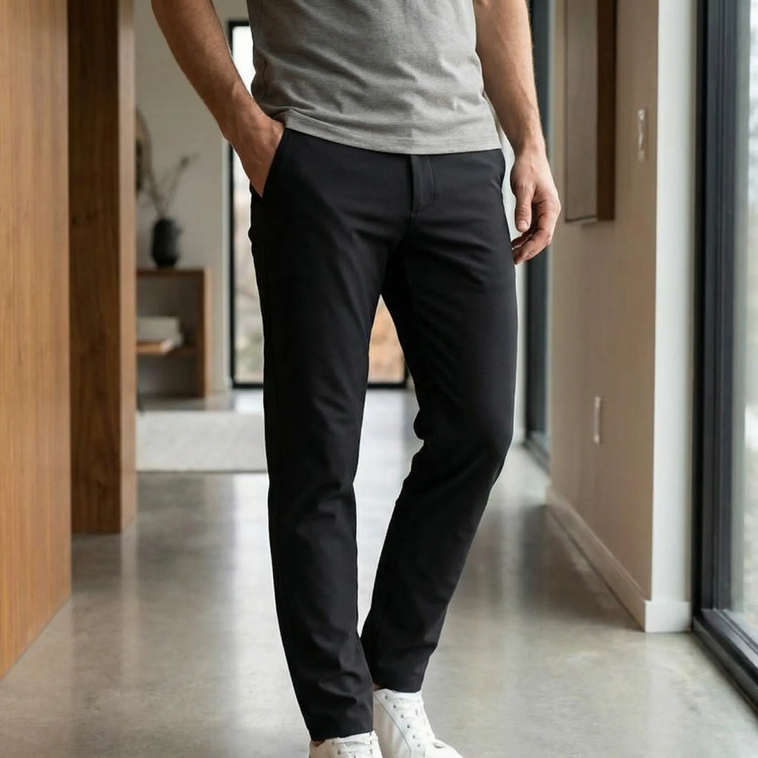Svarta slim fit herrbyxor med raka ben, tidlös stil & komfort för vardag och kontor.