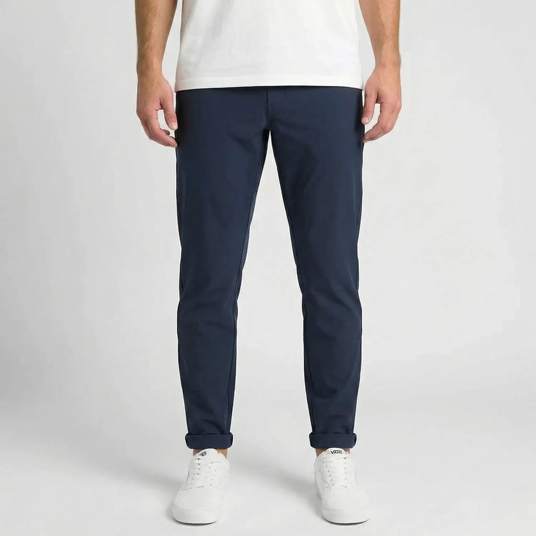 Herr Slim Fit byxor med raka ben i högkvalitativt tyg, för tidlös elegans och herrmode.