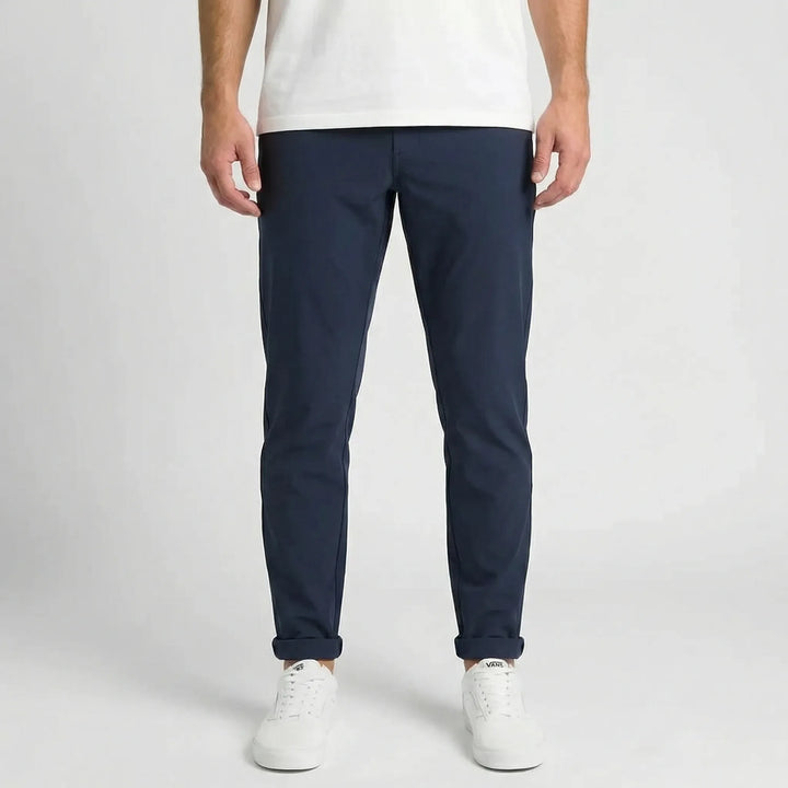 Herr Slim Fit byxor med raka ben i högkvalitativt tyg, för tidlös elegans och herrmode.