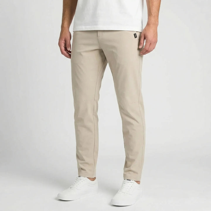 Trendiga slim fit herrbyxor med raka ben, en modern uppdatering av klassiska vardagsbyxor.