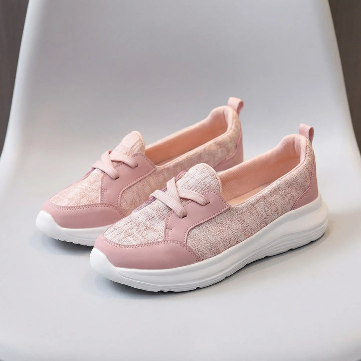 Phoebe slip-on sneakers för dam i svart, lätta och bekväma vardagsskor med bra fotvalvsstöd.