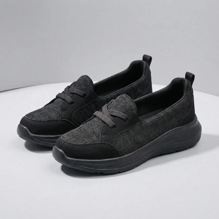 Detaljbild av bekväma slip-on damsneakers Phoebe, visar flexibelt material och sula.