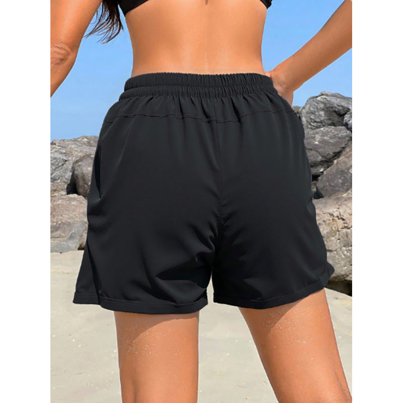 Snygga dambadshorts för strandmode och varma sommardagar. Med elastisk midja och praktiska fickor för solkräm.