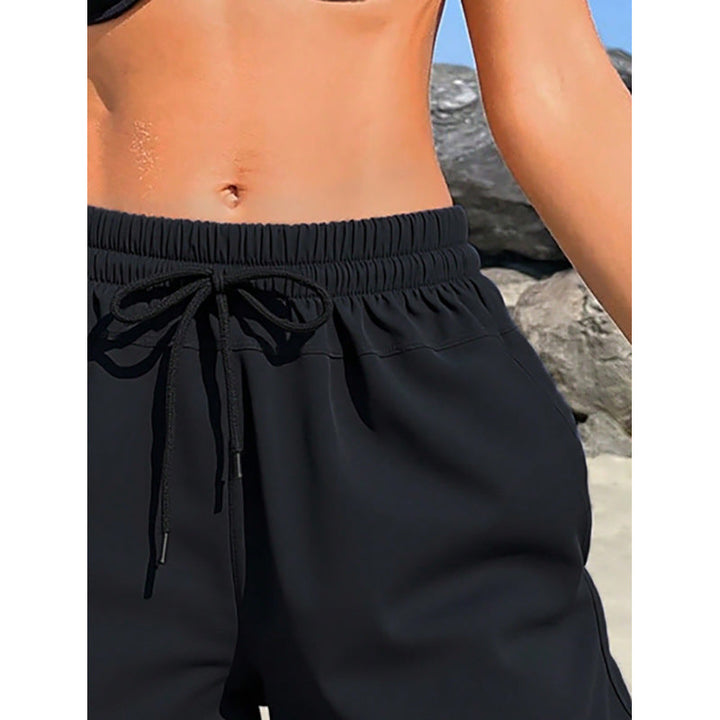Casual sportshorts för damer, med modern design, elastisk midja och praktiska fickor för en avslappnad stil.