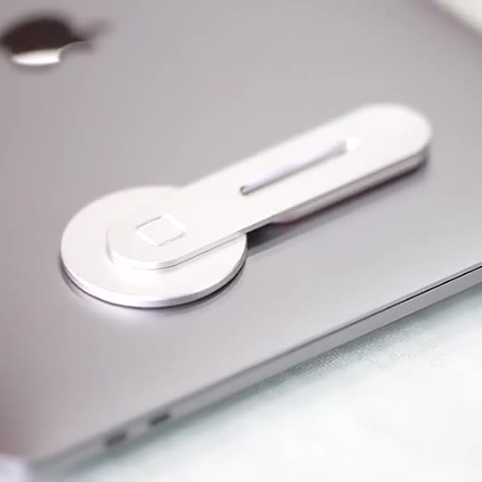 Magnetisk telefonhållare i aluminium, svart/silver, monterad på datorskärm.