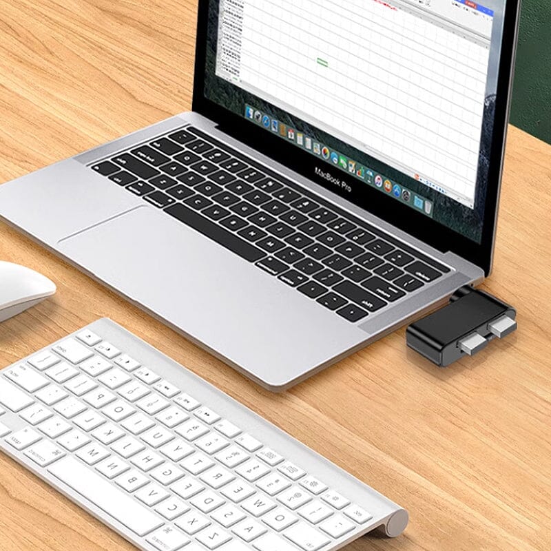 Svart och vit roterbar 4-portars USB-hubb för datorer och surfplattor, ger enkel anslutning och 180 graders rotation.