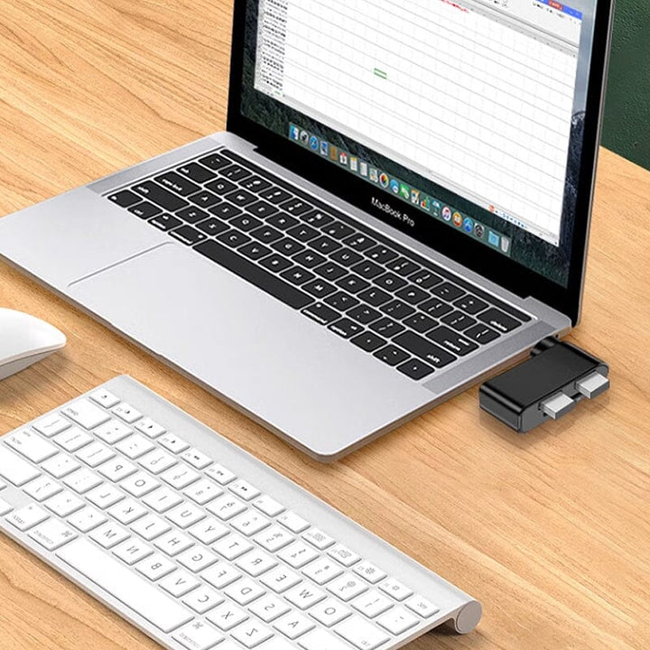 Svart och vit roterbar 4-portars USB-hubb för datorer och surfplattor, ger enkel anslutning och 180 graders rotation.