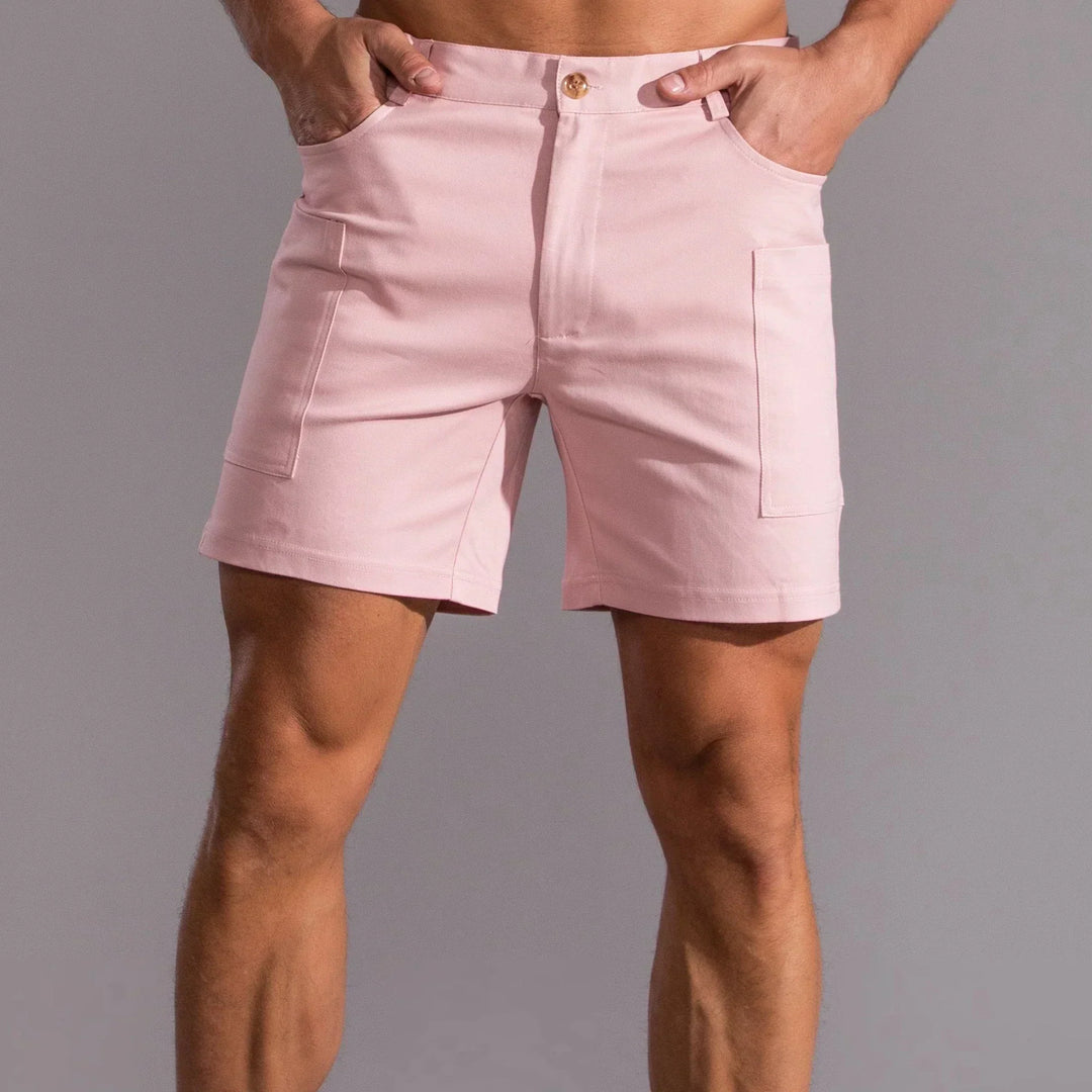 Baksida av funktionella sommarshorts för herrar i slitstark design.