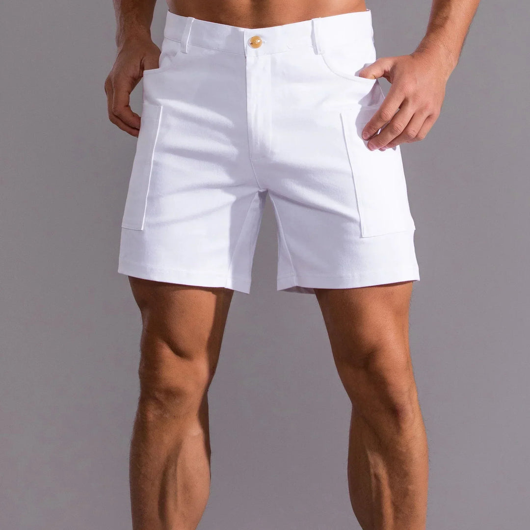 Man i vita utility-shorts för sommaren