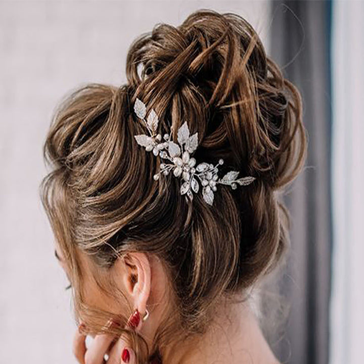 "Syntetisk damhårknut med blomdetalj, värmebeständig och fyllig look, enkel att fästa, elegant för alla tillfällen."