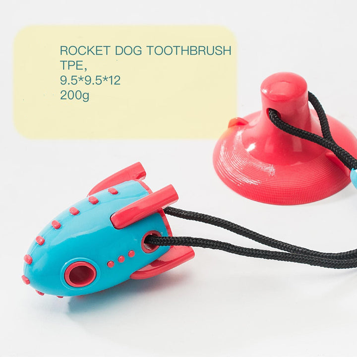 Hund leker med Rymdraket hundleksak fäst med sugkopp, idealisk för aktivering och ensamlek. Innovativt hundtillbehör.