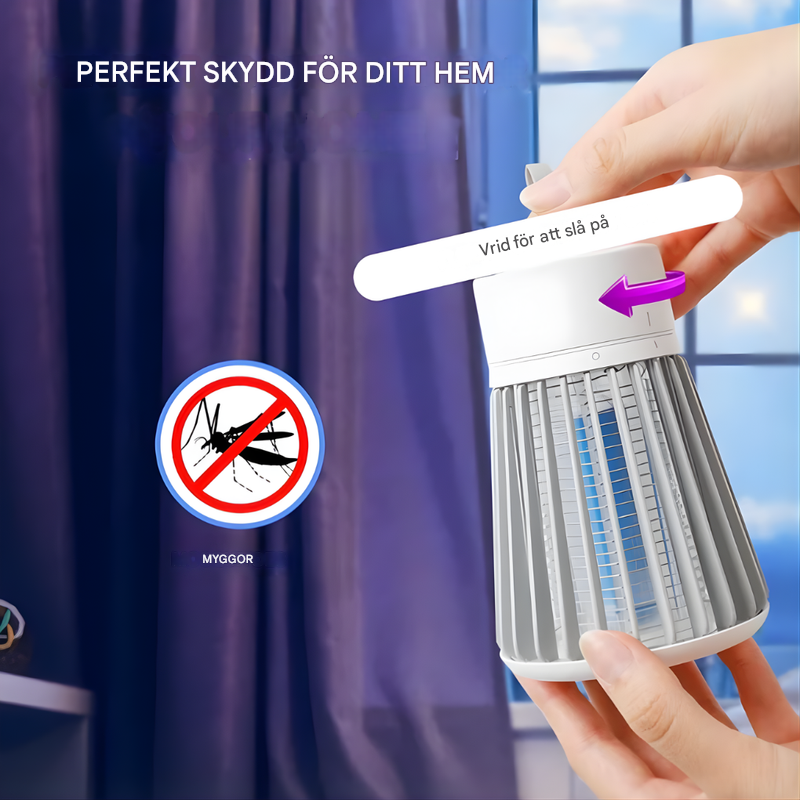 Person som sätter på myggfällan inomhus