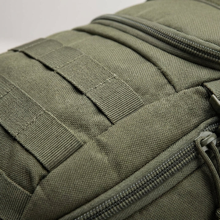Grågrön vattentät taktiskt utformad nylon duffelväska, bärbar som ryggsäck för äventyr.