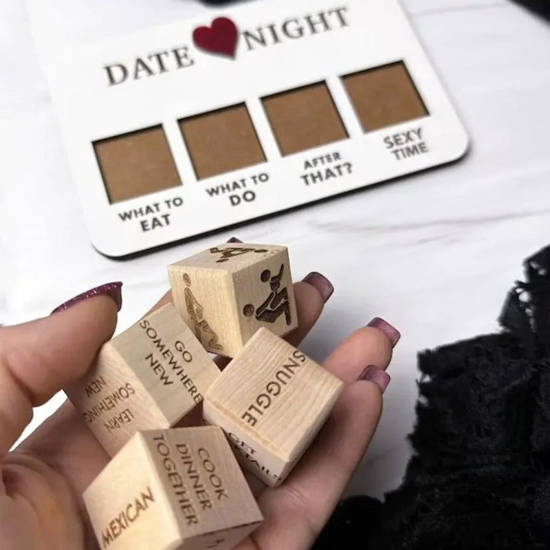 Tärningsspel för vuxna, trämaterial, kreativa och roliga tärningar för dejtkvällar i svart påse, multifärgad design.