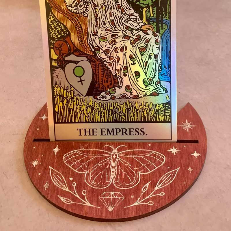 "Tarotkort för nybörjare med klara bilder, perfekt för mystikutforskning. Rider Waite-inspirerat med guidebok."