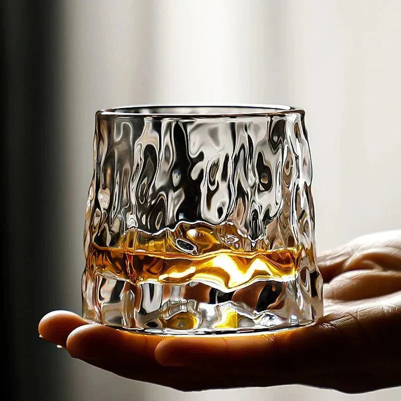 Närbild på unikt roterande glas för whisky och avec