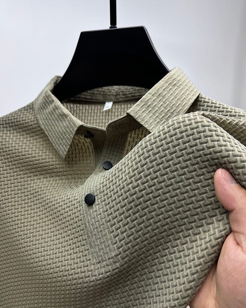 Detaljbild av khaki pikétröja med knäppning och krage