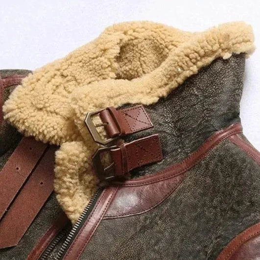 Herrjacka Thies i brun lammfälls-stil. En varm och bekväm jacka med krage för kalla vinterdagar.
