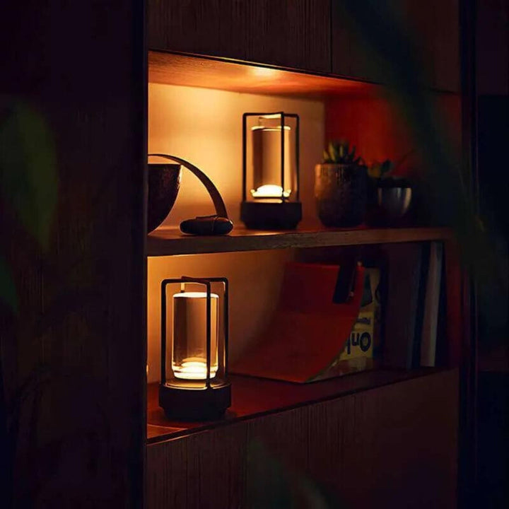 Trådlös lampa som sprider ett behagligt sken i en mysig läshörna