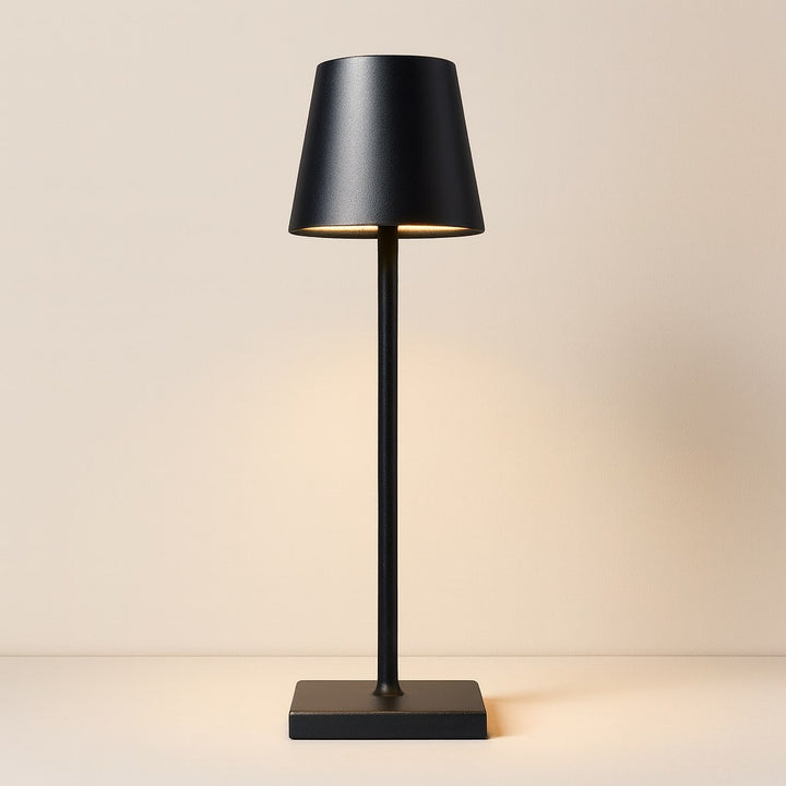 Elegant inredningsdetalj med varmvitt sken på ett sidobord