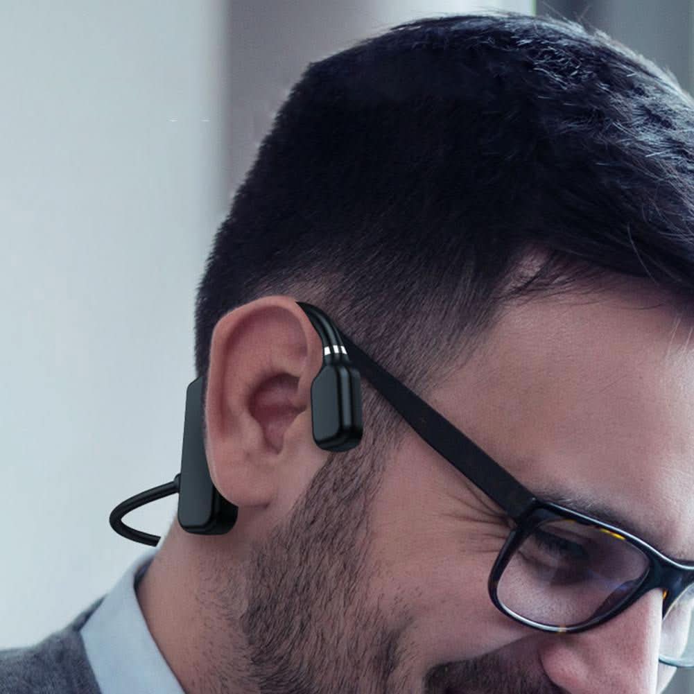 Person med SoundSphere benledningshörlurar utövar yoga utomhus, upplever total frihet utan kablar.