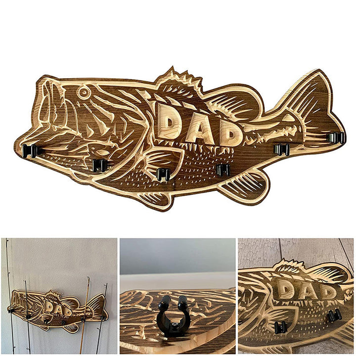 Väggmonterad trä fiskespöhållare för sportfiskare, rymmer sex spön, elegant design perfekt för stuga eller sjöhus.