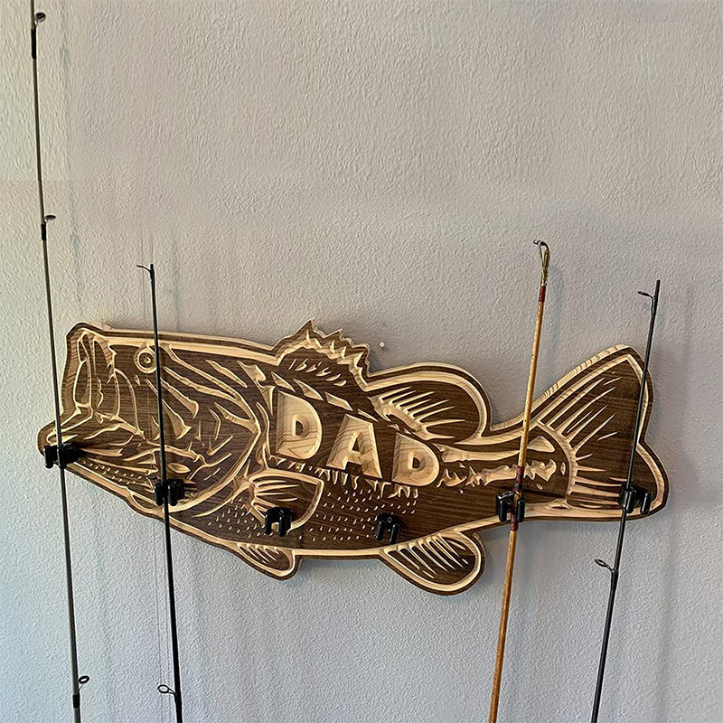 Väggmonterad trä fiskespöhållare för sportfiskare, rymmer sex spön, elegant design perfekt för stuga eller sjöhus.