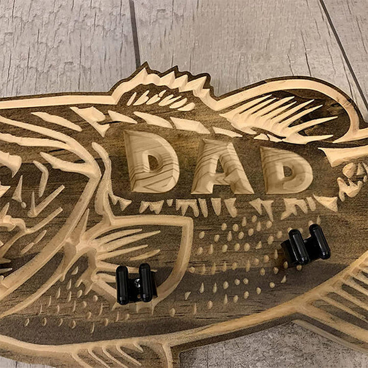 Väggmonterad trä fiskespöhållare för sportfiskare, rymmer sex spön, elegant design perfekt för stuga eller sjöhus.