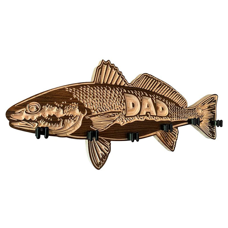 Väggmonterad trä fiskespöhållare för sportfiskare, rymmer sex spön, elegant design perfekt för stuga eller sjöhus.