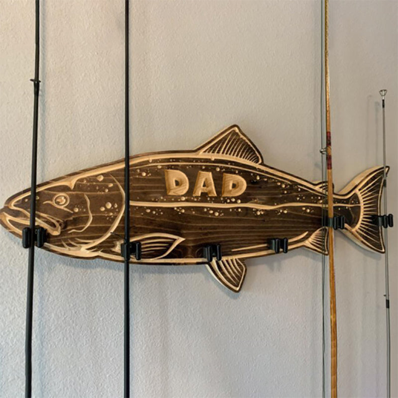Väggmonterad trä fiskespöhållare för sportfiskare, rymmer sex spön, elegant design perfekt för stuga eller sjöhus.