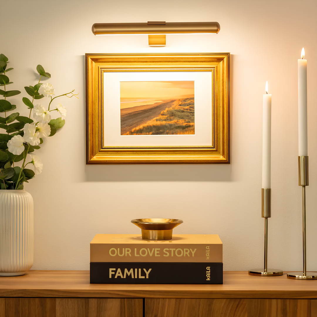 Guld färgad uppladdningsbar LED-vägglampa som lyser upp konstverk på väggen