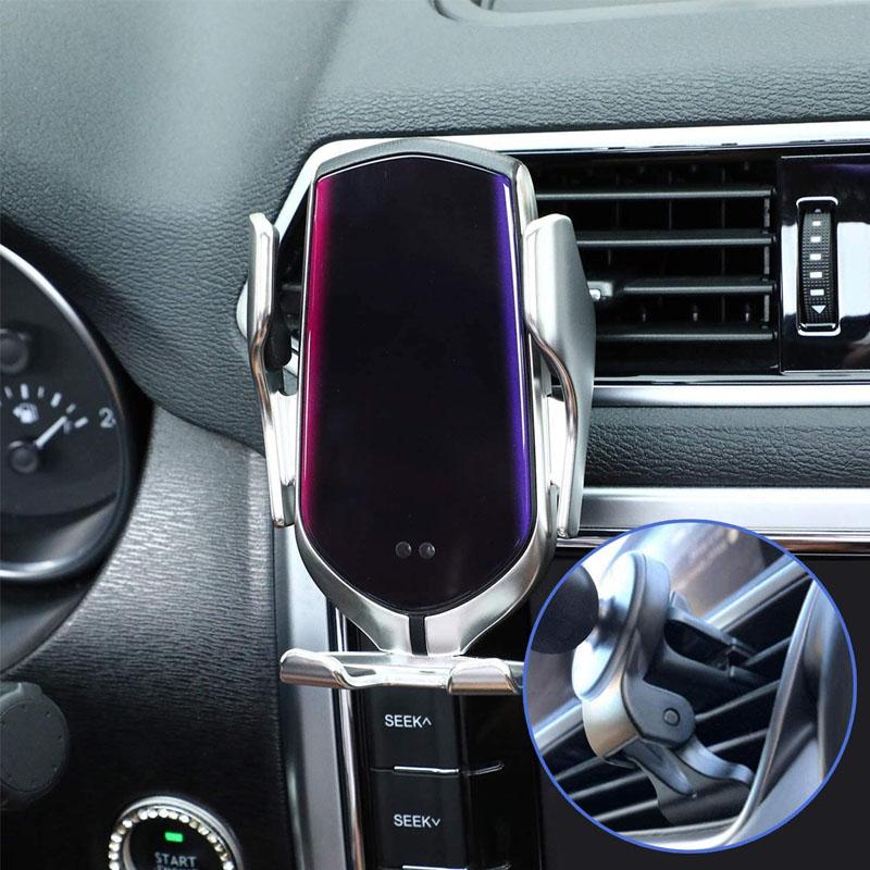 Trådlös Qi-billaddare med robotarm i silver, flexibel justering och 360° rotation för optimal mobilanvändning i bilen.