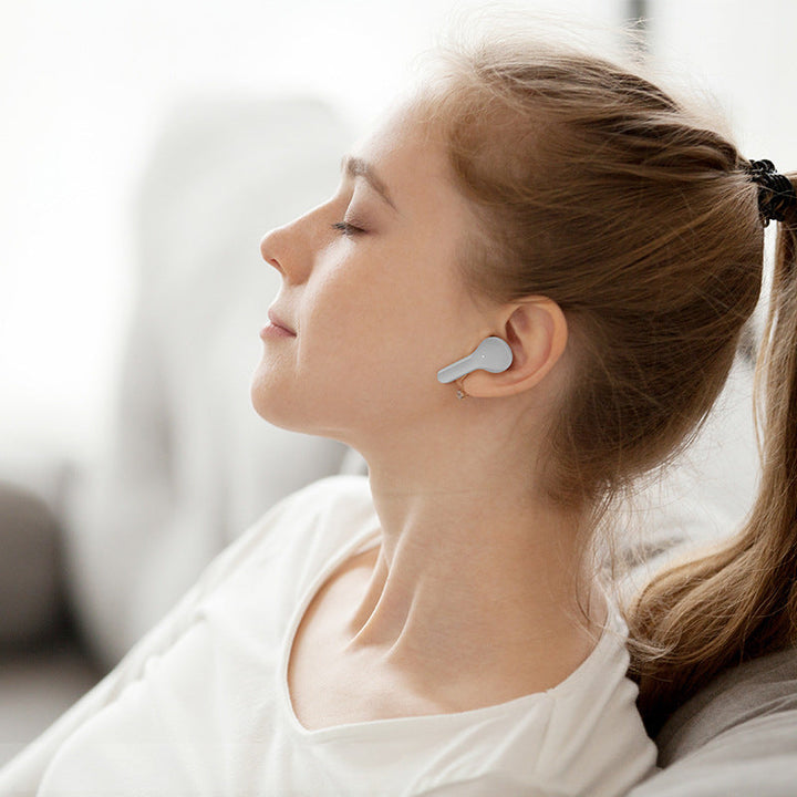 "Trådlösa Bluetooth-öronsnäckor med ENC, visa olika färger och elegant, futuristiskt laddningsfodral."