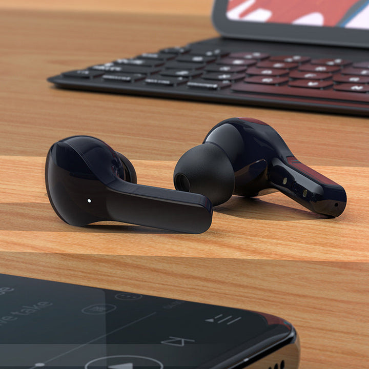 "Trådlösa Bluetooth-öronsnäckor med ENC, visa olika färger och elegant, futuristiskt laddningsfodral."