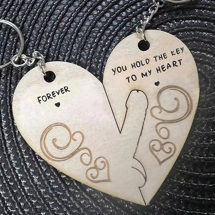 "Trähjärta nyckelringar för par, symboliserar kärlek. Perfekt gåva till alla hjärtans dag eller betydelsefull present."
