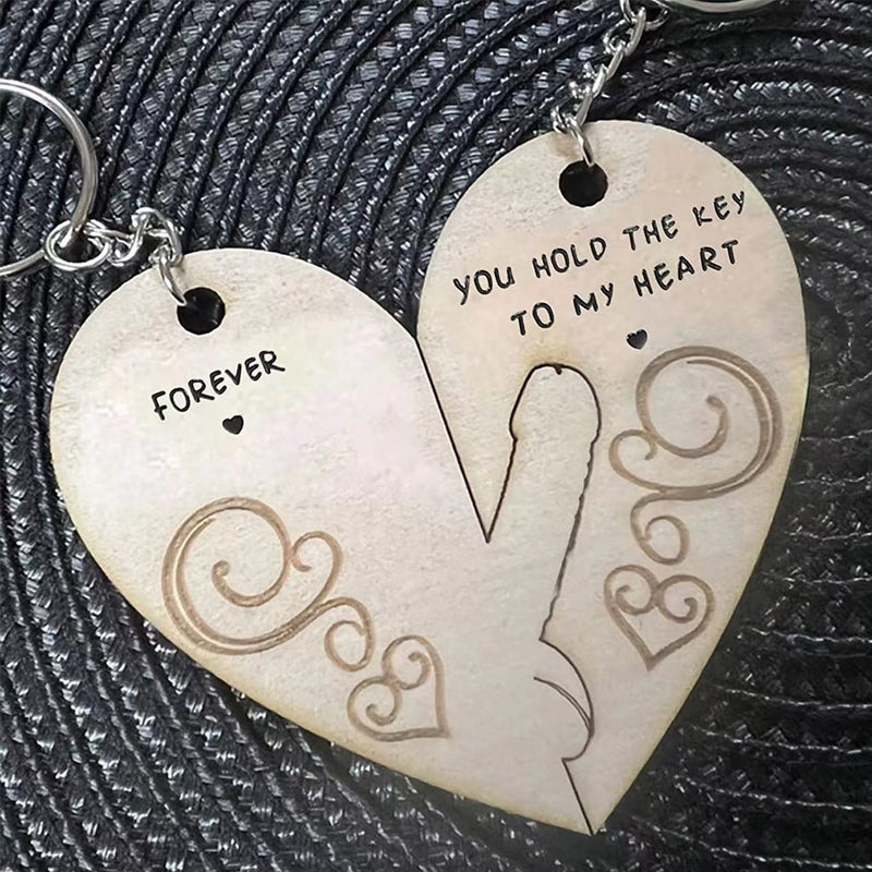 "Trähjärta nyckelringar för par, symboliserar kärlek. Perfekt gåva till alla hjärtans dag eller betydelsefull present."