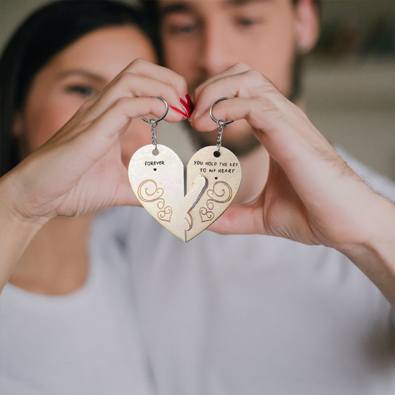"Trähjärta nyckelringar för par, symboliserar kärlek. Perfekt gåva till alla hjärtans dag eller betydelsefull present."