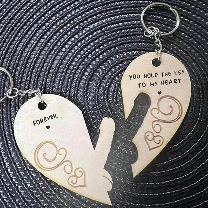 "Trähjärta nyckelringar för par, symboliserar kärlek. Perfekt gåva till alla hjärtans dag eller betydelsefull present."