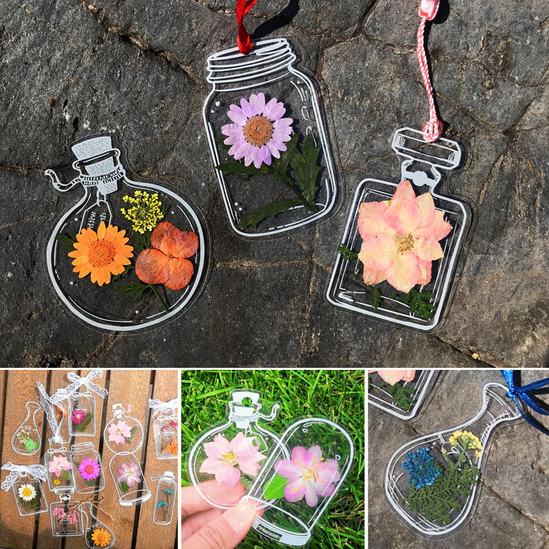 "Transparent bokmärke med torkade blommor, handgjord, elegant design, tunt och hållbart; perfekt för bokälskare."