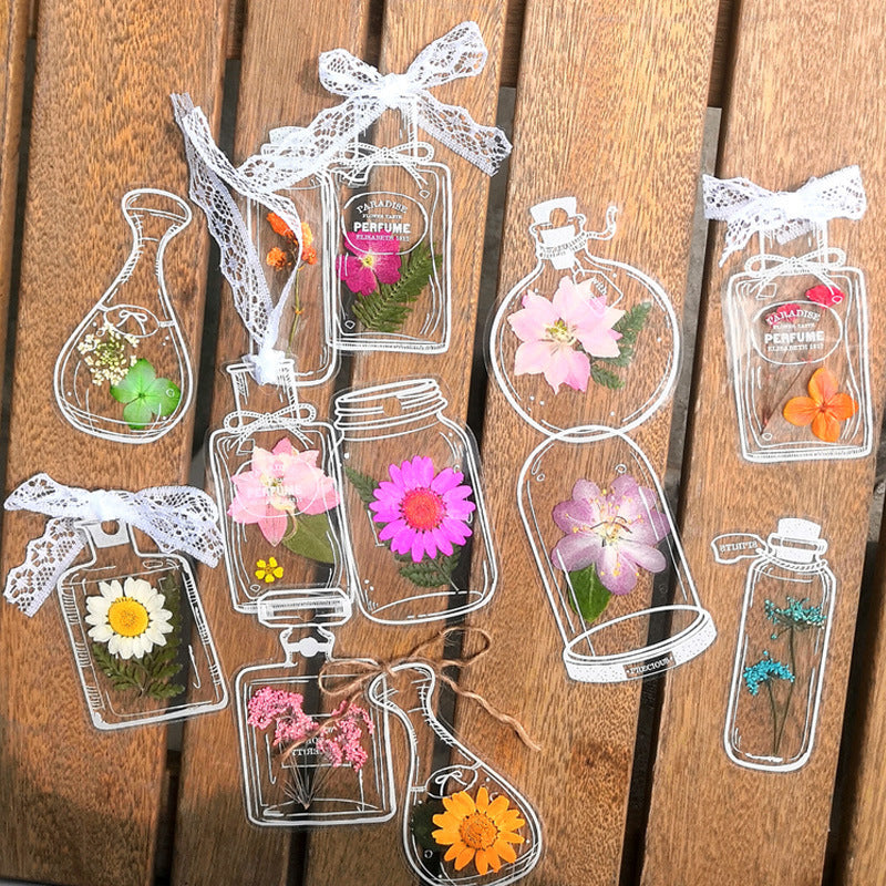 "Transparent bokmärke med torkade blommor, handgjord, elegant design, tunt och hållbart; perfekt för bokälskare."