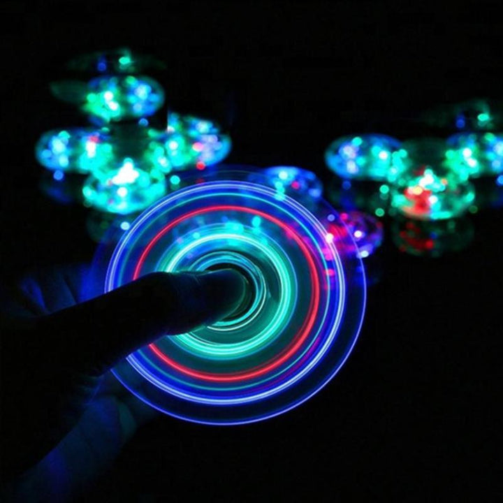 "Transparent LED fidget spinner med kristallklart material, blinkande lampor och snurrfunktion för stressavlastning."